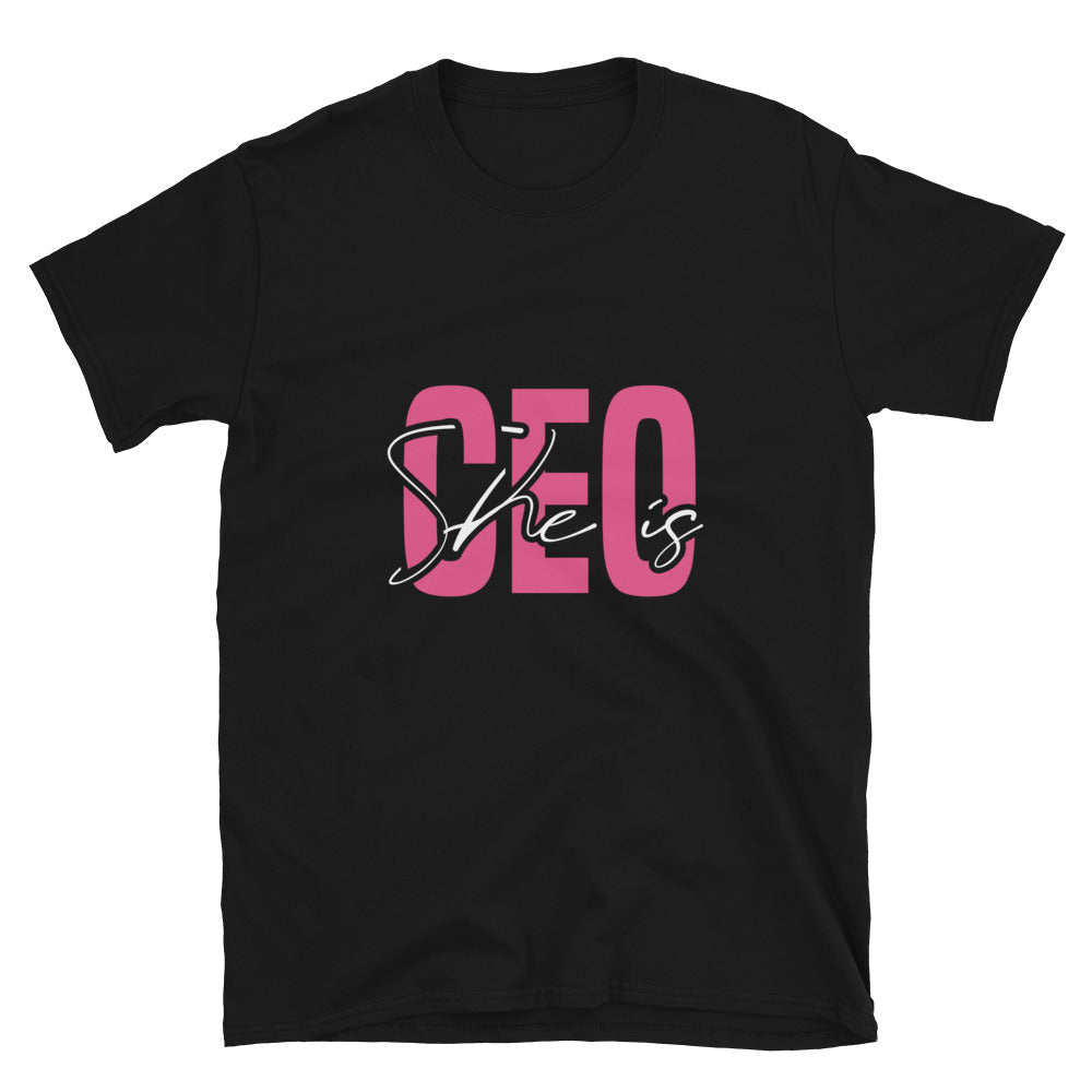 Ella es CEO Fit Unisex Softstyle camiseta