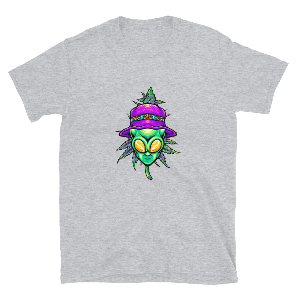 Sommerlicher Alien-Kopf mit Cannabis-Unkrautblatt-Pflanze. Passgenaues Unisex-Softstyle-T-Shirt